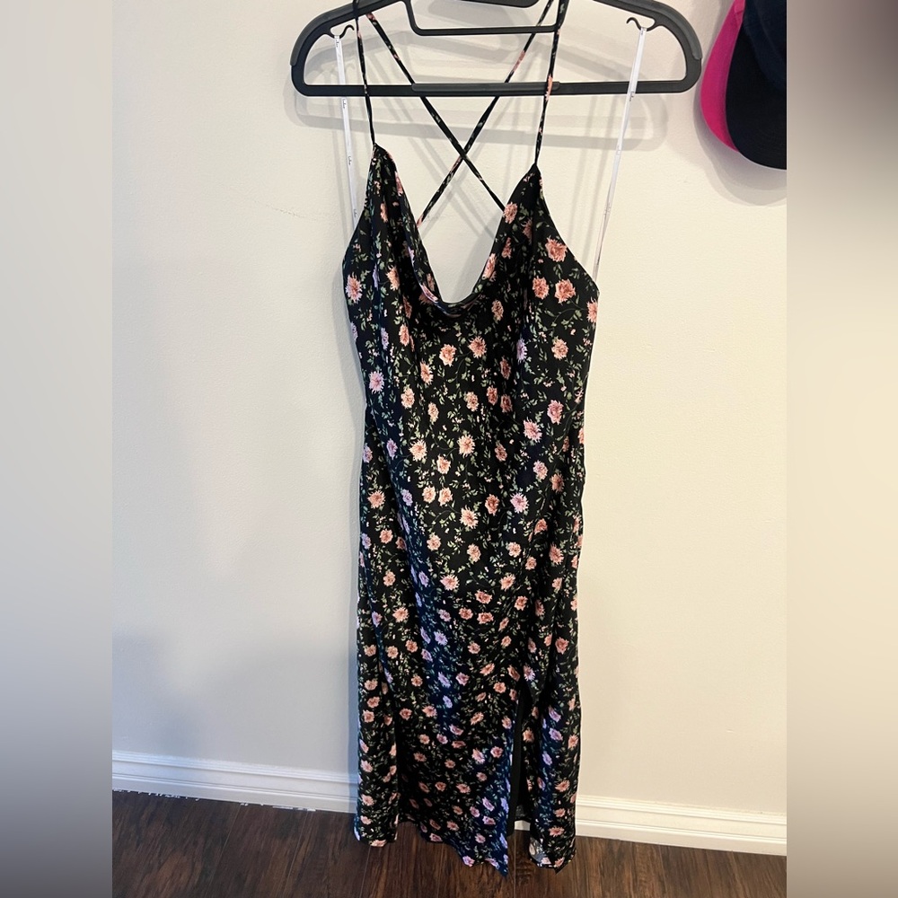 Lulu’s Black Floral Print Lace-Up Cowl Midi Dress. Large